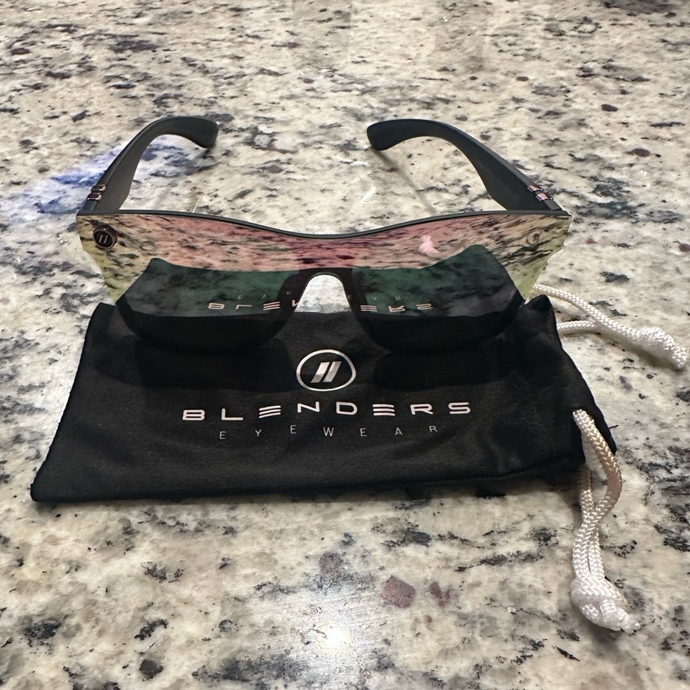 Blender’s Jenna Cartel Polarized Sunglasses